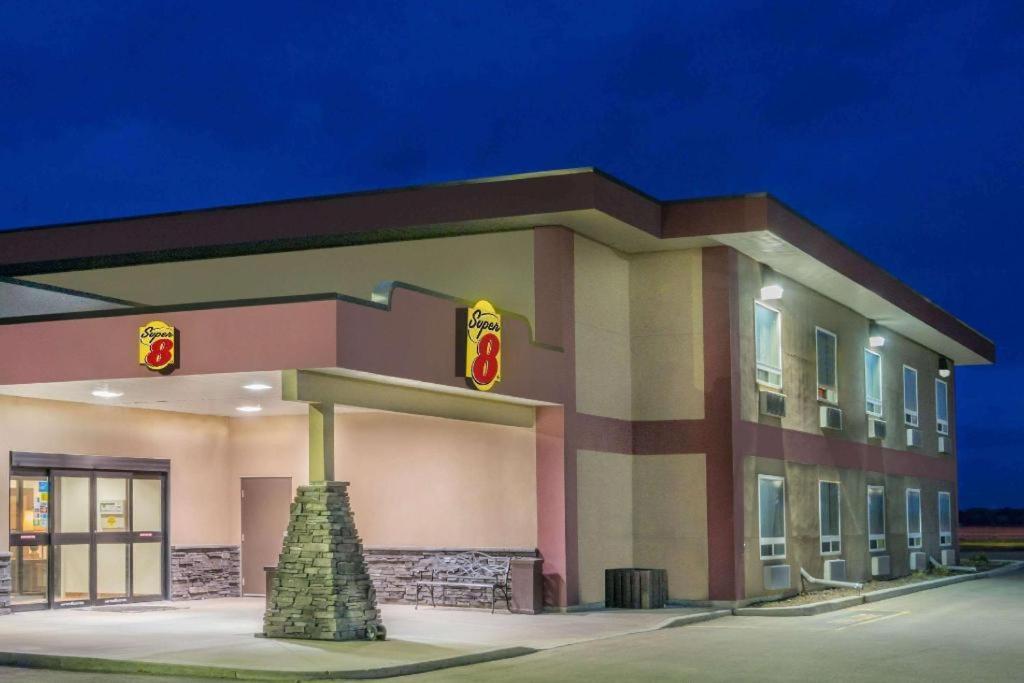Super 8 By Wyndham Innisfail Exterior photo