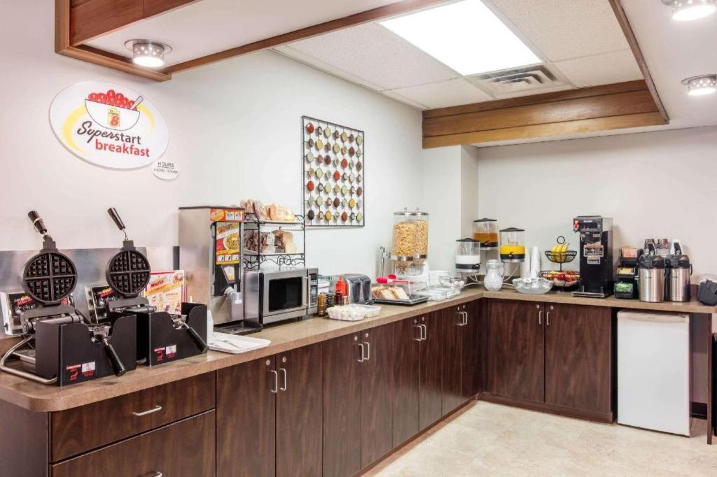 Super 8 By Wyndham Innisfail Exterior photo